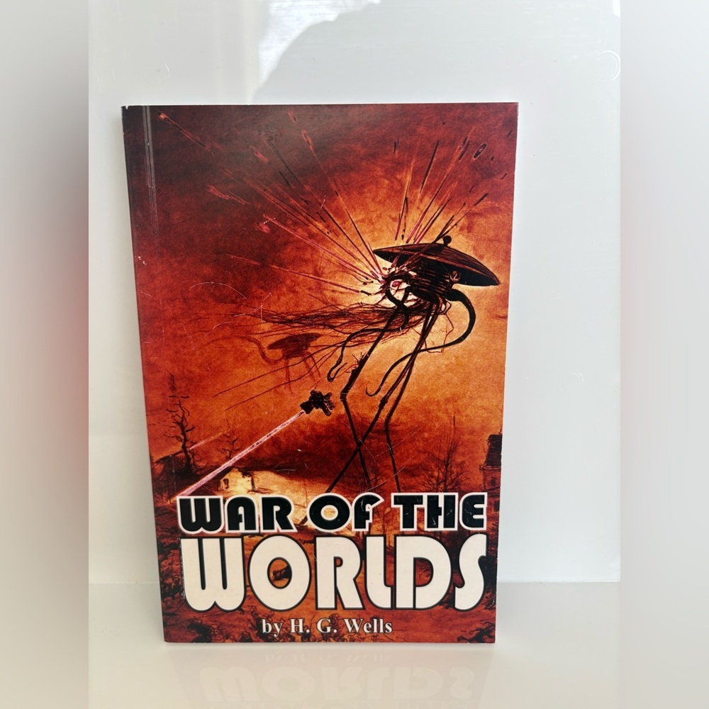 📚 3/$25 📚 War of the Worlds by H.G Wells Book